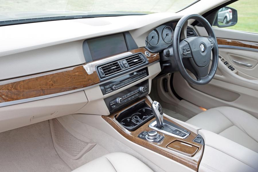 Интерьер BMW 525d Sedan (F10) 2010 года  (UK) (фото 8 из 11)